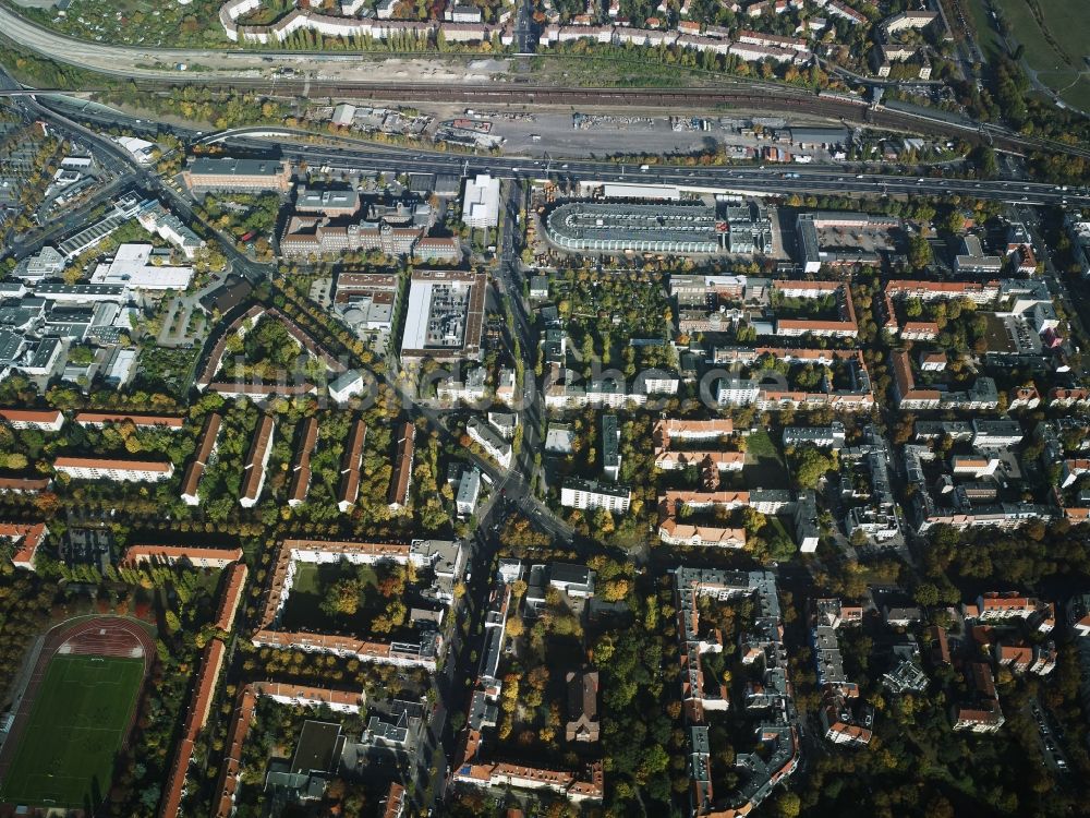 Luftbild Berlin - Stadtteilansicht des Wohngebietes südlich der Stadtautobahn A100 und der Ringbahn und Ringbahnstraße im Bezirk Tempelhof-Schöneberg in Berlin