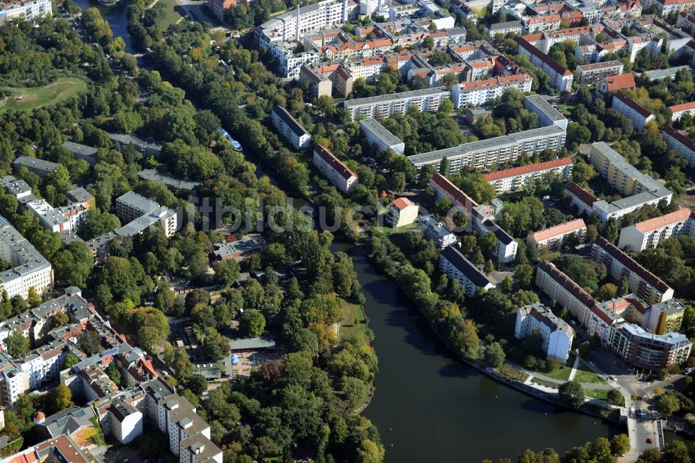 Luftbild Berlin - Stadtteilansicht des Wohngebietes an den Ufern des Landwehrkanals zwischen den Ortsteilen Kreuzberg und Alt-Treptow in Berlin