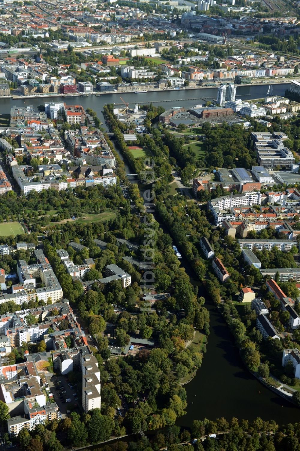 Berlin von oben - Stadtteilansicht des Wohngebietes an den Ufern des Landwehrkanals zwischen den Ortsteilen Kreuzberg und Alt-Treptow in Berlin