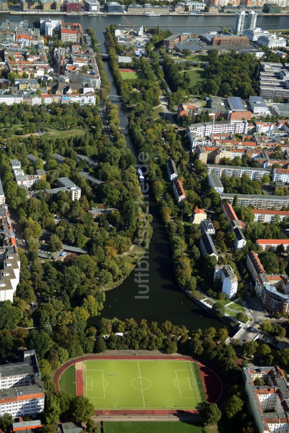 Luftbild Berlin - Stadtteilansicht des Wohngebietes an den Ufern des Landwehrkanals zwischen den Ortsteilen Kreuzberg und Alt-Treptow in Berlin