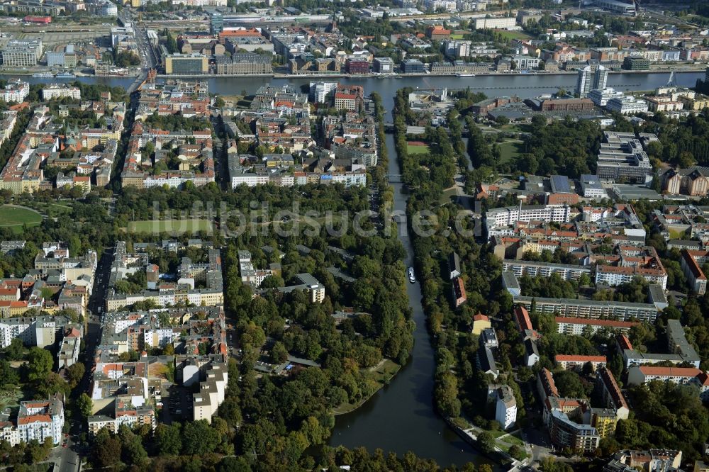 Luftaufnahme Berlin - Stadtteilansicht des Wohngebietes an den Ufern des Landwehrkanals zwischen den Ortsteilen Kreuzberg und Alt-Treptow in Berlin