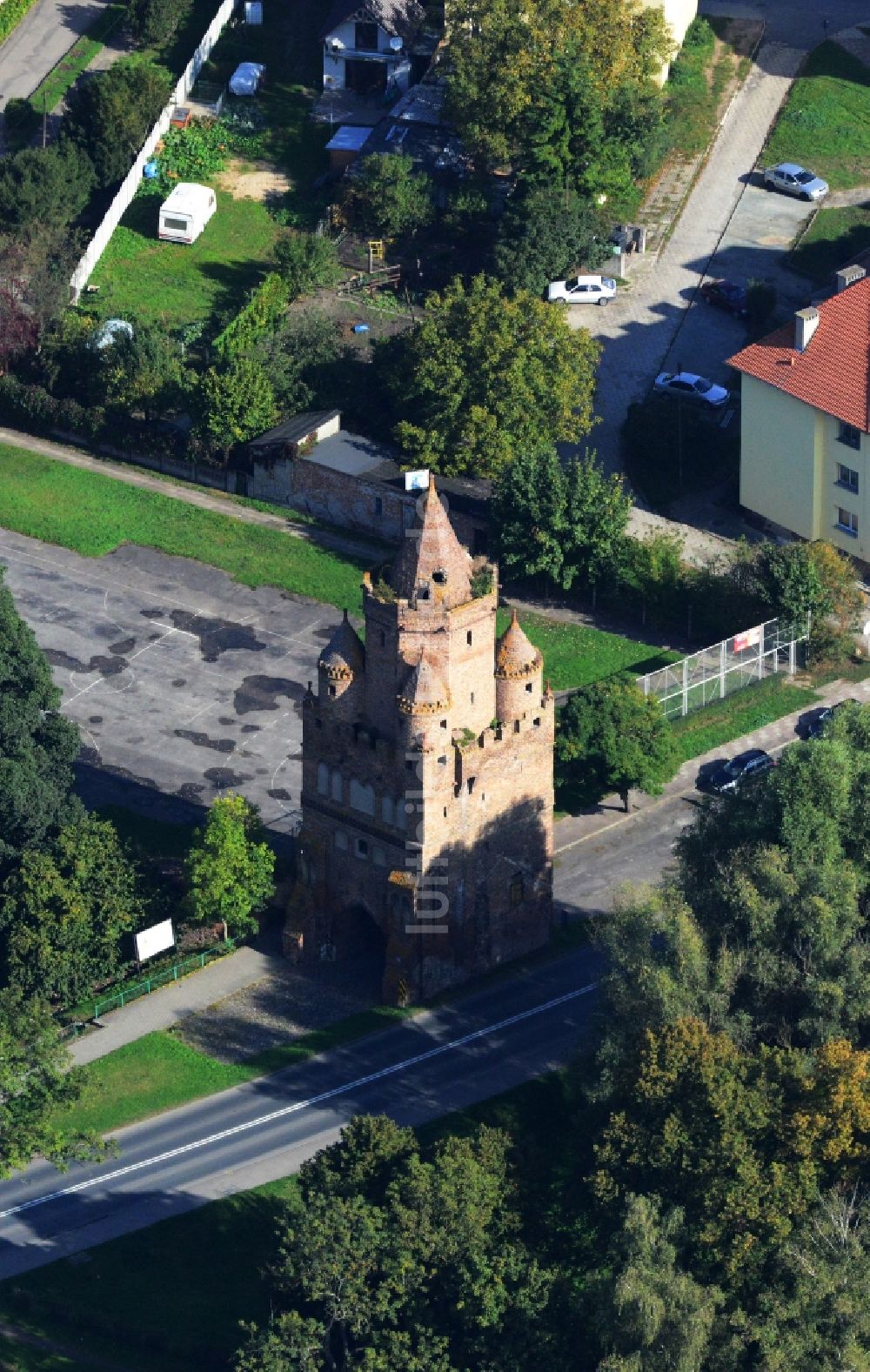 Luftaufnahme Chojna - Stadttor und Rest der Stadtmauer in Chojna in Polen