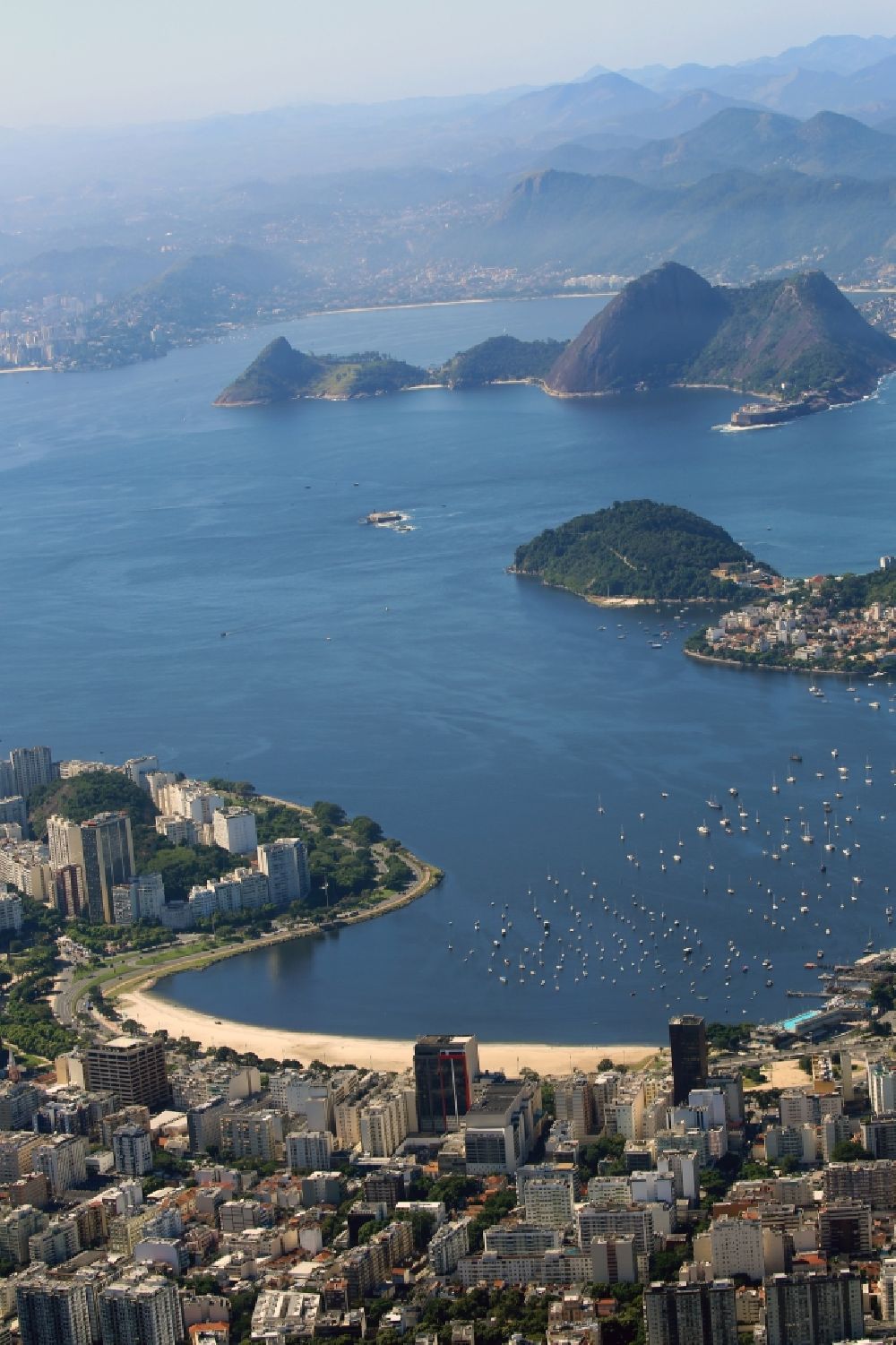 Luftbild Rio de Janeiro - Stadtviertel Botafogo mit Strand und Bucht baia de Guanabara in Rio de Janeiro in Brasilien