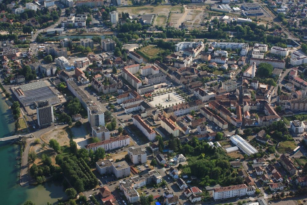 Huningue von oben - Stadtzentrum mit Abbatucci-Platz im Innenstadtbereich von Hüningen im Elsass in Frankreich