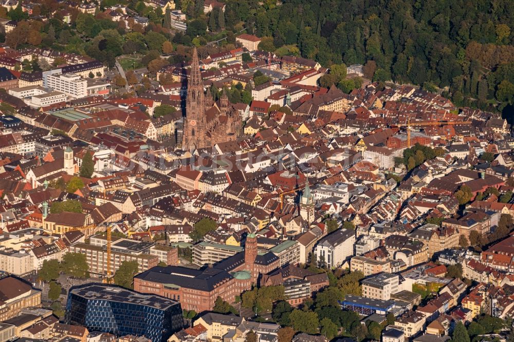 Luftbild Freiburg im Breisgau - Stadtzentrum und Altstadt mit Münster und Bahnhof im Innenstadtbereich in Freiburg im Breisgau im Bundesland Baden-Württemberg, Deutschland