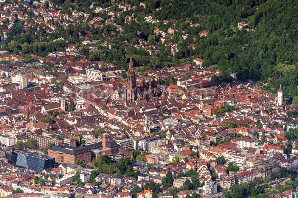 Luftaufnahme Freiburg im Breisgau - Stadtzentrum und Altstadt mit Münster im Innenstadtbereich in Freiburg im Breisgau im Bundesland Baden-Württemberg, Deutschland
