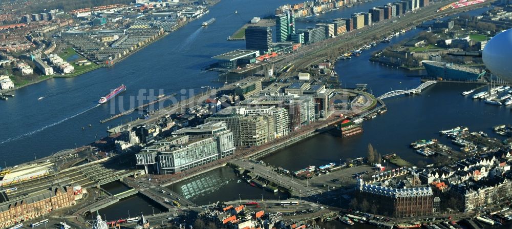 Amsterdam von oben - Stadtzentrum von Amsterdam am Hauptbahnhof und Hafengelände der Landeshauptstadt der Niederlande