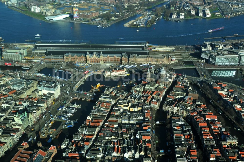 Luftaufnahme Amsterdam - Stadtzentrum von Amsterdam am Hauptbahnhof und Hafengelände der Landeshauptstadt der Niederlande