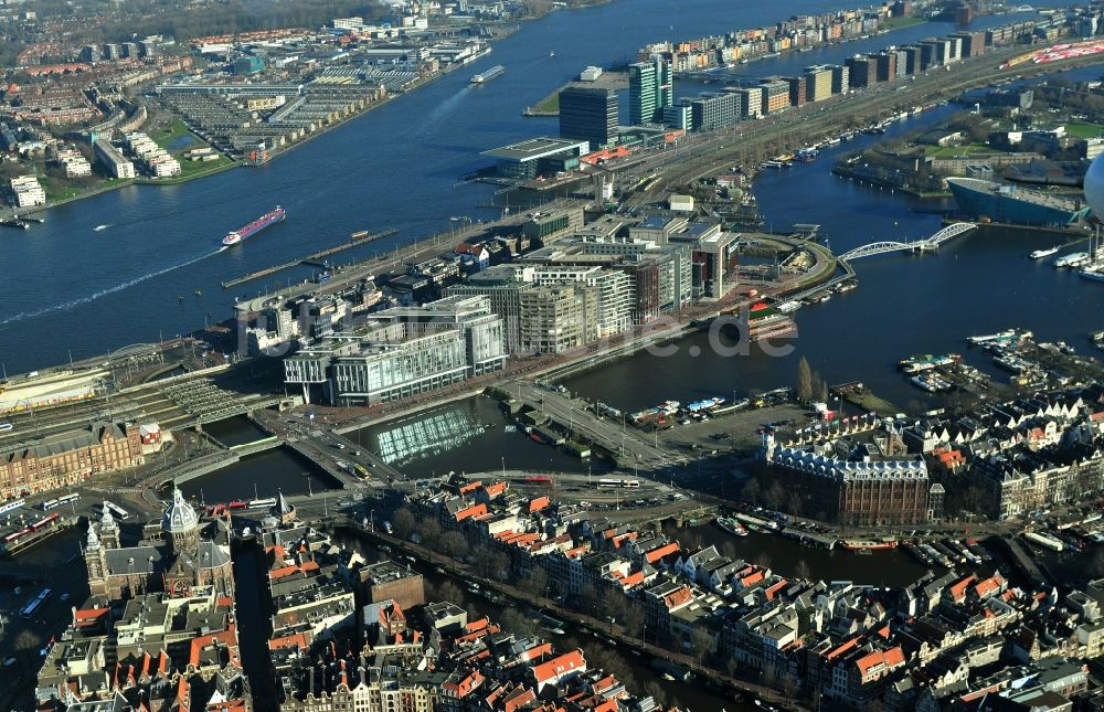 Amsterdam aus der Vogelperspektive: Stadtzentrum von Amsterdam am Hauptbahnhof und Hafengelände der Landeshauptstadt der Niederlande