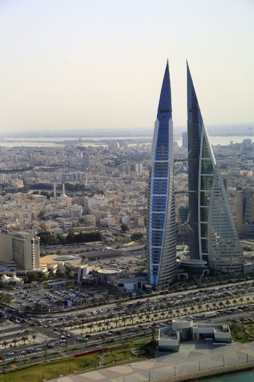 Manama aus der Vogelperspektive: Stadtzentrum im Bereich des Ausstellungs- und Handelszentrum mit den beiden Türmen des Bahrain WTC in Manama in Capital Governorate, Bahrain
