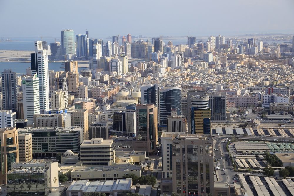 Manama aus der Vogelperspektive: Stadtzentrum im Bereich Diplomatic Area mit der Skyline in Manama in Capital Governorate, Bahrain