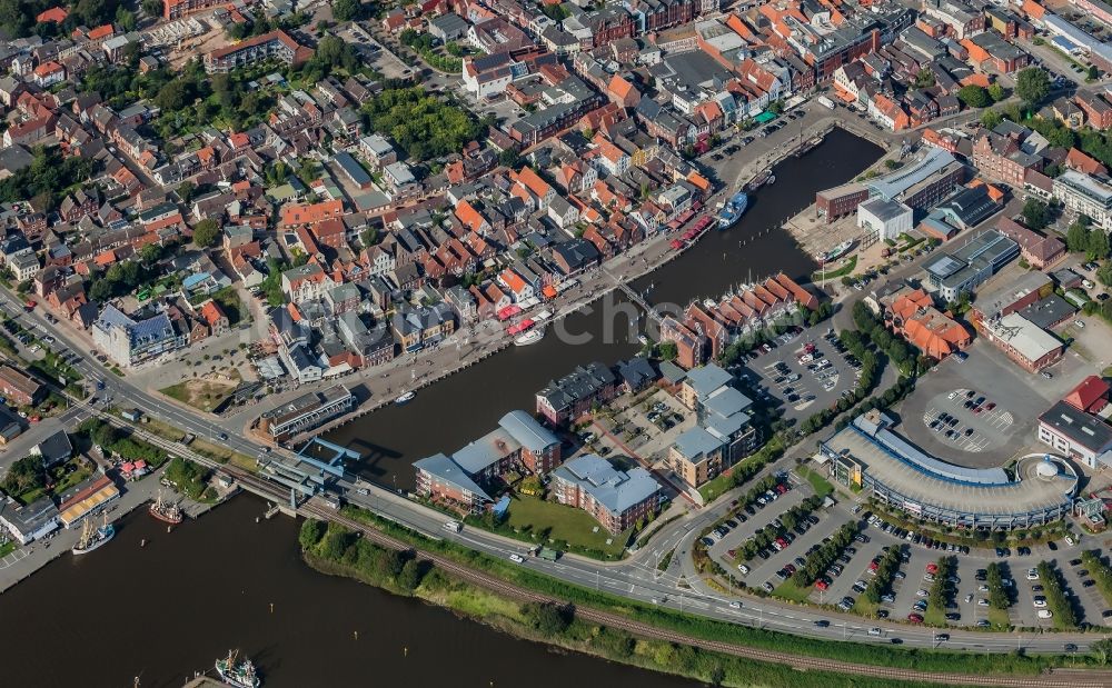 Husum von oben - Stadtzentrum mit Binnenhafen in Husum im Bundesland Schleswig-Holstein, Deutschland