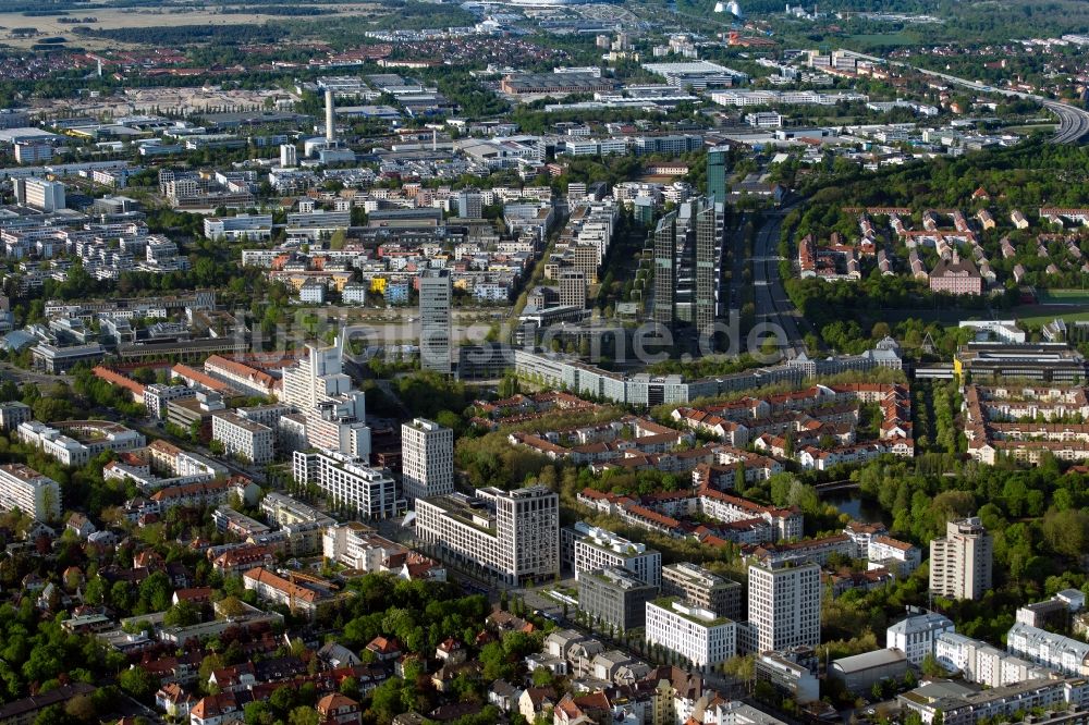 Luftbild München - Stadtzentrum mit Blick auf den Straßenverlauf der Leopoldstraße mit Bürogebäuden und Hochhäusern in München im Bundesland Bayern, Deutschland