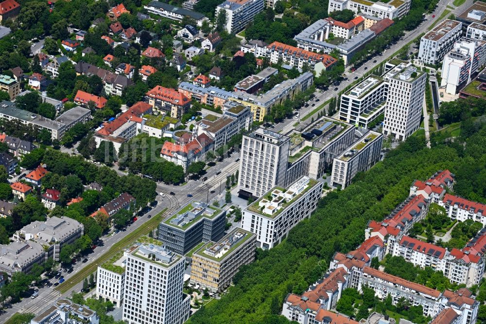 München von oben - Stadtzentrum mit Blick auf den Straßenverlauf der Leopoldstraße mit Bürogebäuden und Hochhäusern in München im Bundesland Bayern, Deutschland