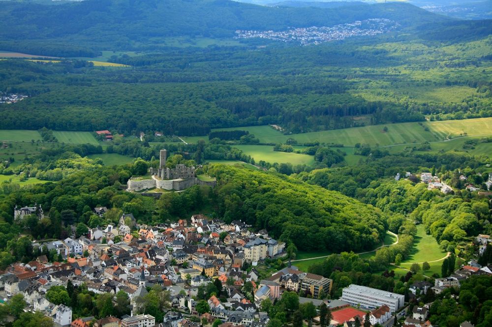 Königstein im Taunus von oben - Stadtzentrum mit Burg in Königstein im Taunus im Bundesland Hessen