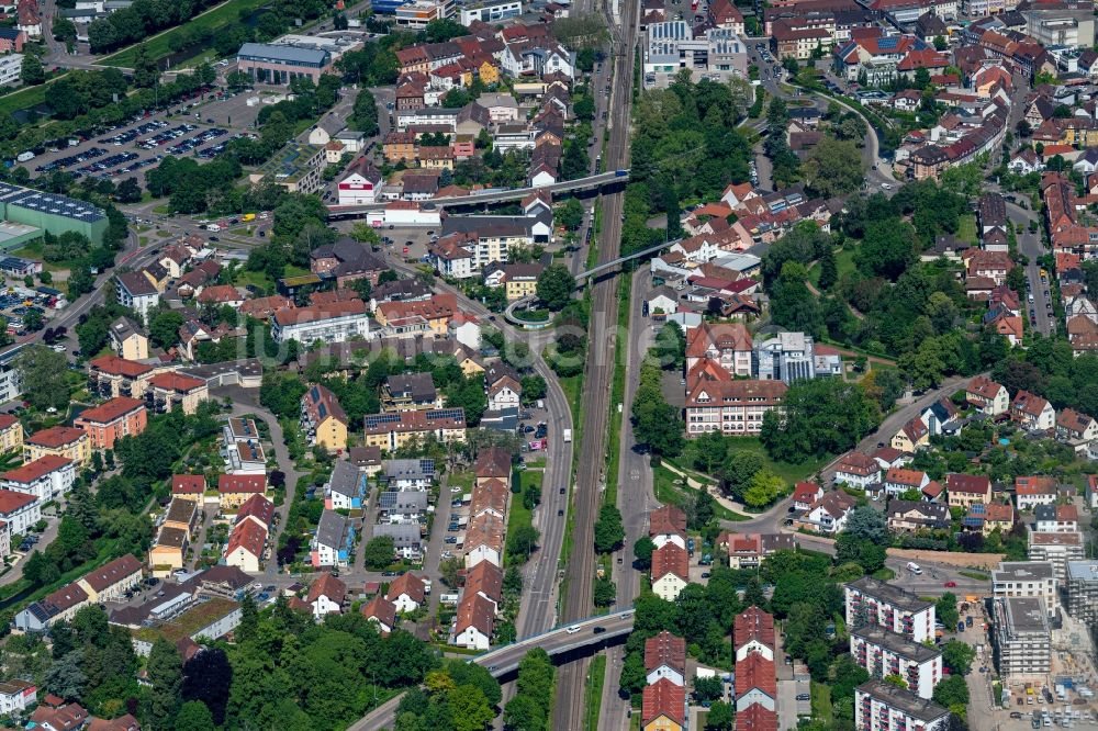 Emmendingen von oben - Stadtzentrum entlang der Bahngleise im Innenstadtbereich von Emmendingen im Bundesland Baden-Württemberg, Deutschland
