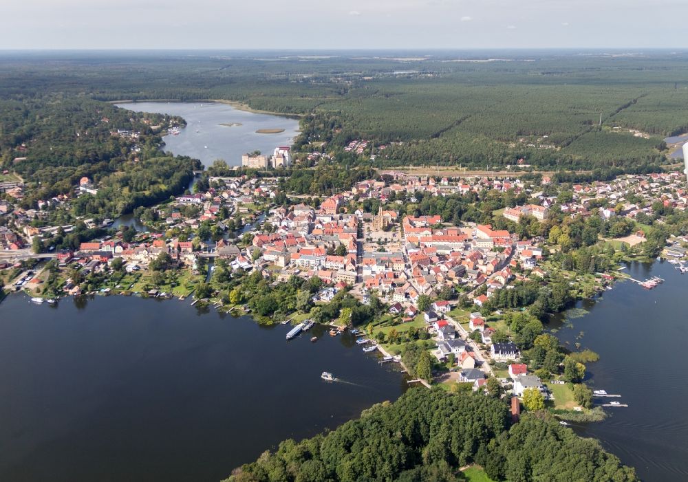 Luftaufnahme Fürstenberg/Havel - Stadtzentrum von Fürstenberg/Havel am Ufer des Baalensees im Bundesland Brandenburg