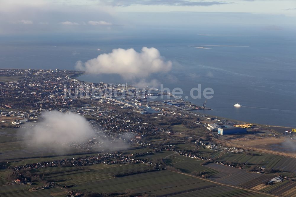 Cuxhaven von oben - Stadtzentrum mit Hafenanlagen am Ufer des Flussverlaufes der Elbmündung in Cuxhaven im Bundesland Niedersachsen