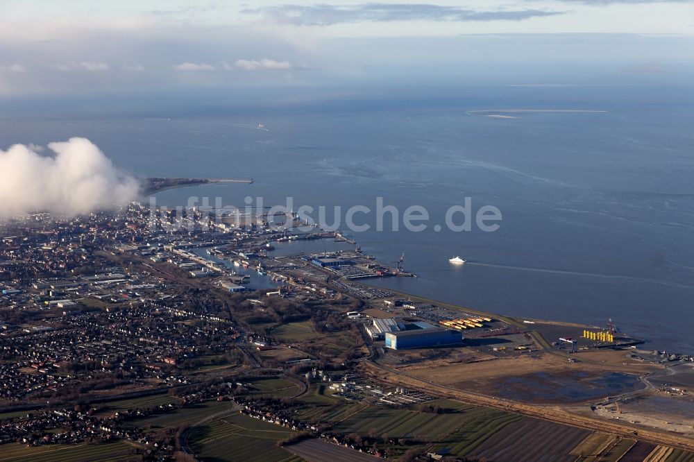 Cuxhaven aus der Vogelperspektive: Stadtzentrum mit Hafenanlagen am Ufer des Flussverlaufes der Elbmündung in Cuxhaven im Bundesland Niedersachsen