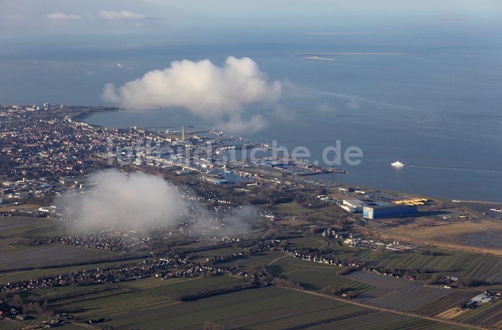 Luftbild Cuxhaven - Stadtzentrum mit Hafenanlagen am Ufer des Flussverlaufes der Elbmündung in Cuxhaven im Bundesland Niedersachsen