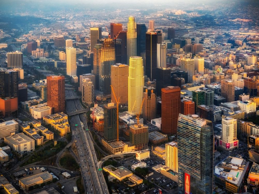 Luftbild Los Angeles - Stadtzentrum mit Hochhäusern und Wolkenkratzern im Innenstadtbereich von Los Angeles in Kalifornien, USA