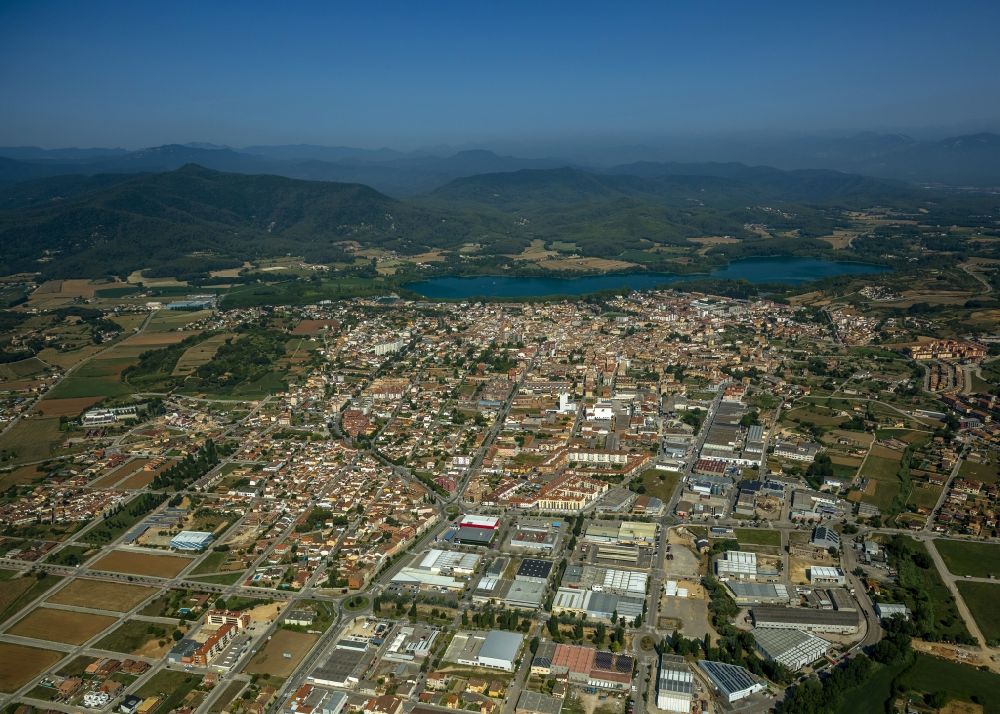 Luftaufnahme Banyoles - Stadtzentrum der Innenstadt von Banyoles an der Costa Brava in Katalonien in Spanien