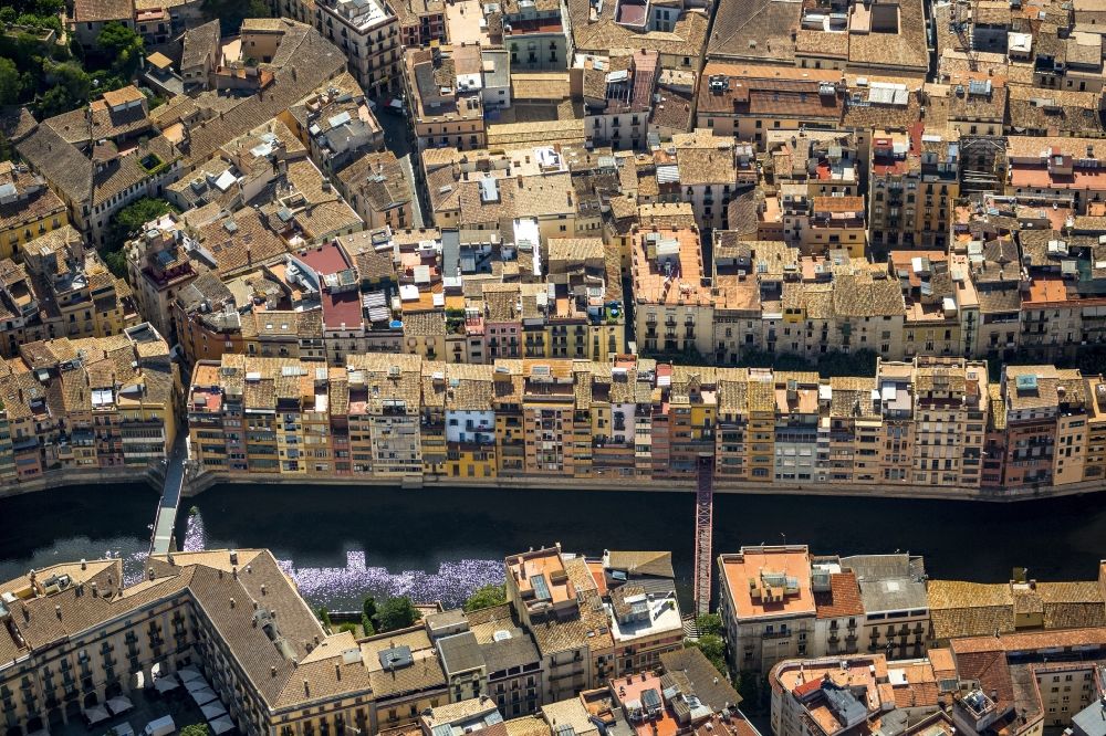 Girona aus der Vogelperspektive: Stadtzentrum der Innenstadt mit historischer Altstadt in Girona in Spanien