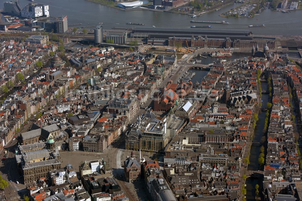 Luftaufnahme Amsterdam - Stadtzentrum im Innenstadtbereich in Amsterdam in Noord-Holland, Niederlande