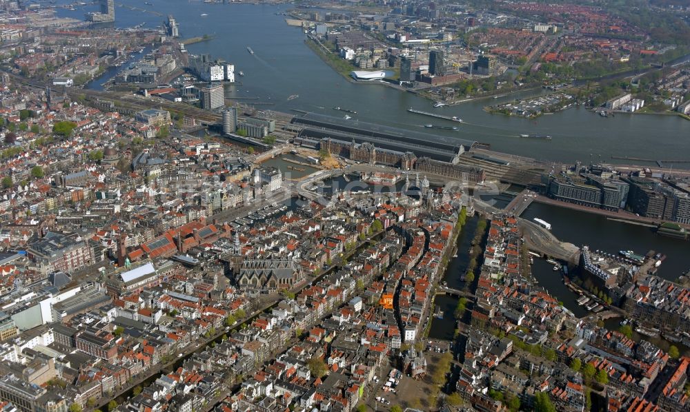 Amsterdam aus der Vogelperspektive: Stadtzentrum im Innenstadtbereich in Amsterdam in Noord-Holland, Niederlande