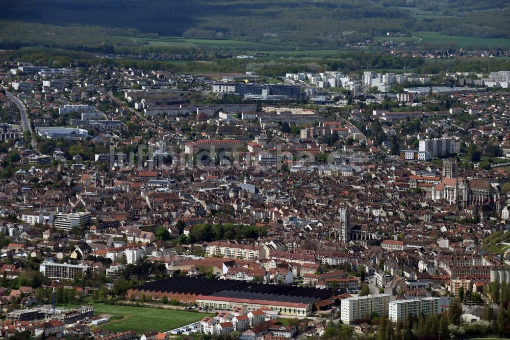 Luftaufnahme Auxerre - Stadtzentrum im Innenstadtbereich in Auxerre in Bourgogne Franche-Comté, Frankreich