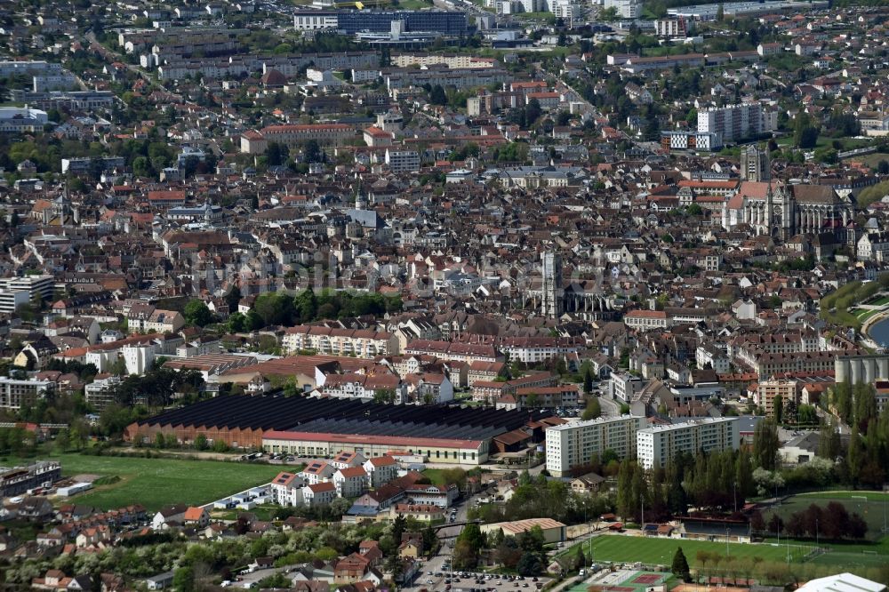Auxerre von oben - Stadtzentrum im Innenstadtbereich in Auxerre in Bourgogne Franche-Comté, Frankreich