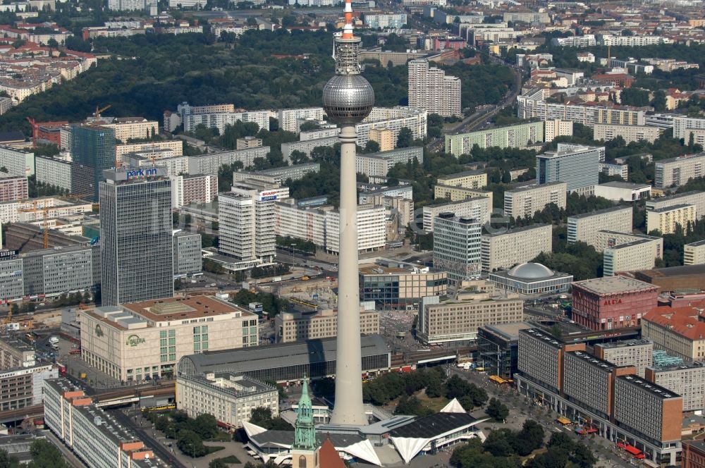 Luftaufnahme Berlin - Stadtzentrum im Innenstadtbereich am Berliner Fernsehturm am Alexanderplatz in Berlin