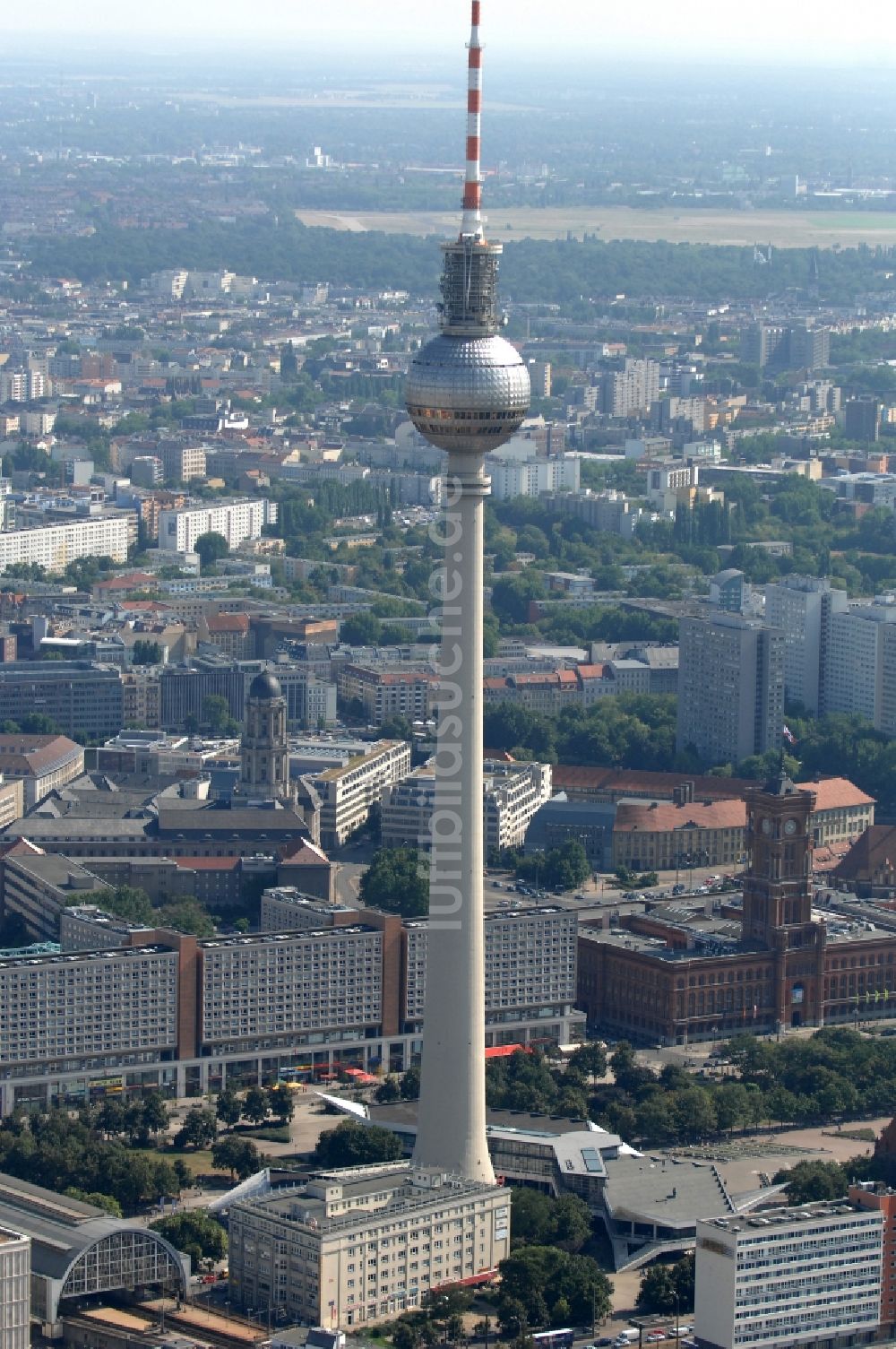 Berlin von oben - Stadtzentrum im Innenstadtbereich am Berliner Fernsehturm am Alexanderplatz in Berlin