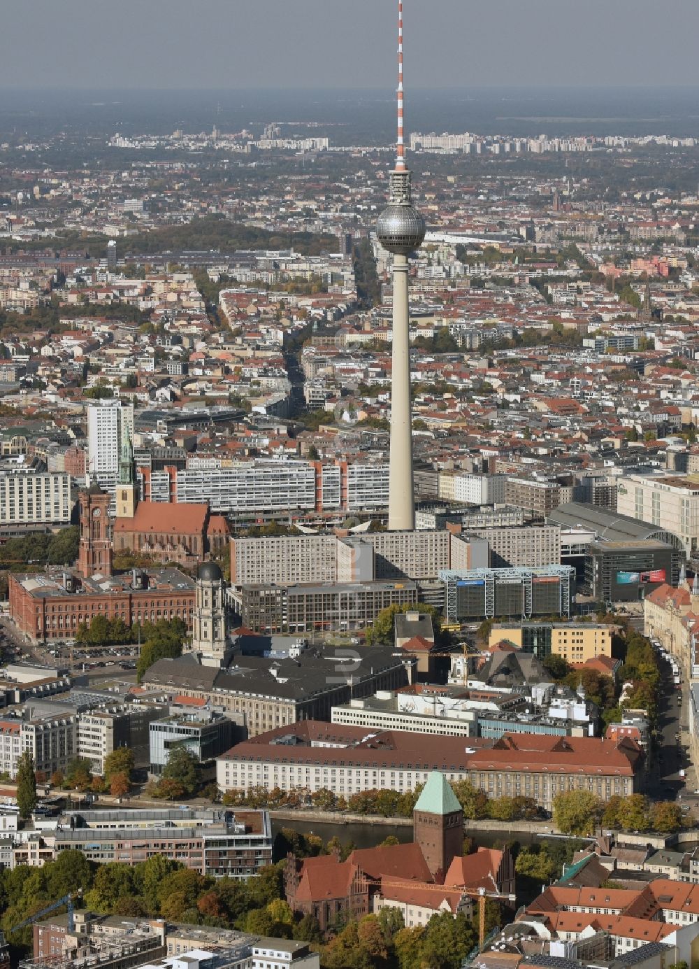 Berlin aus der Vogelperspektive: Stadtzentrum im Innenstadtbereich am Berliner Fernsehturm am Alexanderplatz in Berlin