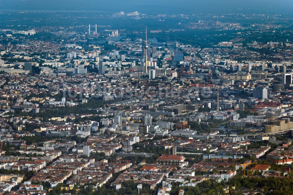 Berlin aus der Vogelperspektive: Stadtzentrum im Innenstadtbereich am Berliner Fernsehturm im Ortsteil Mitte in Berlin, Deutschland