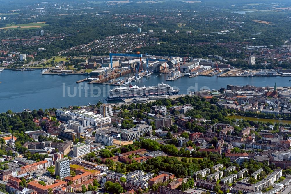 Kiel aus der Vogelperspektive: Stadtzentrum im Innenstadtbereich mit Blick auf den Hafen in Kiel im Bundesland Schleswig-Holstein, Deutschland