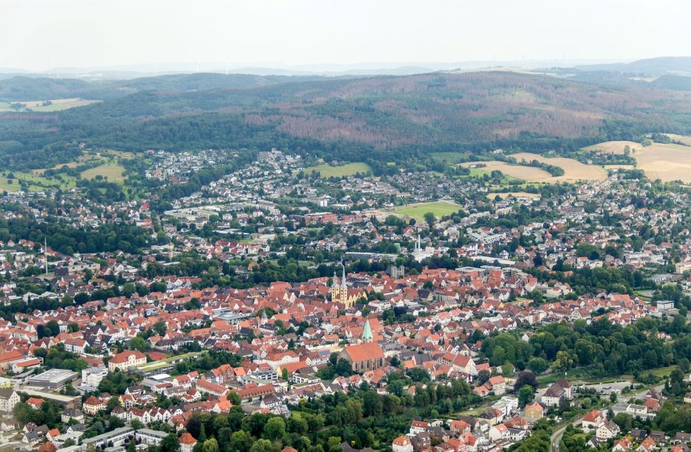 Luftaufnahme Lemgo - Stadtzentrum im Innenstadtbereich mit Blick auf die Kirchengebäude der St. Marien Kirche und der St. Nicolai-Kirche in Lemgo im Bundesland Nordrhein-Westfalen, Deutschland