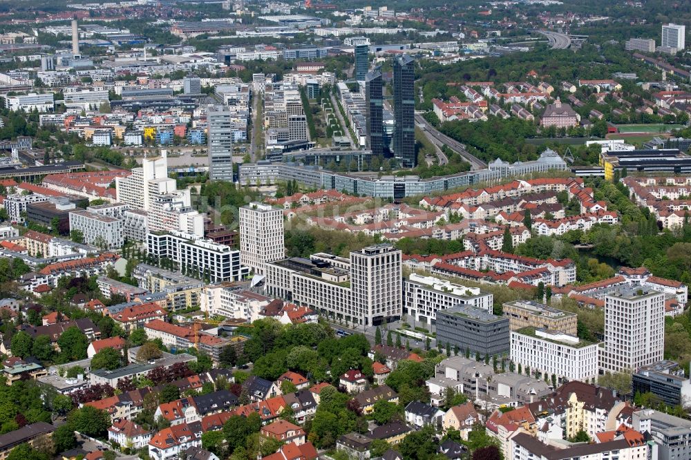 München von oben - Stadtzentrum im Innenstadtbereich mit Blick auf den Straßenverlauf der Leopoldstraße mit Bürogebäuden und Hochhäusern in München im Bundesland Bayern, Deutschland