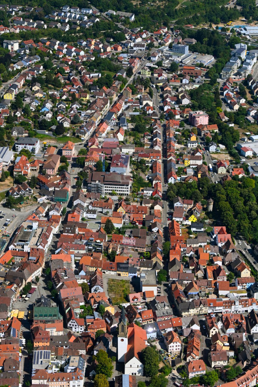 Luftaufnahme Bretten - Stadtzentrum im Innenstadtbereich in Bretten im Bundesland Baden-Württemberg, Deutschland