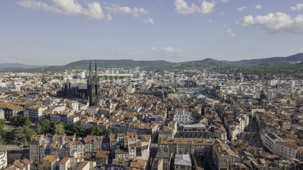 Luftaufnahme Clermont-Ferrand - Stadtzentrum im Innenstadtbereich in Clermont-Ferrand in Auvergne-Rhone-Alpes, Frankreich