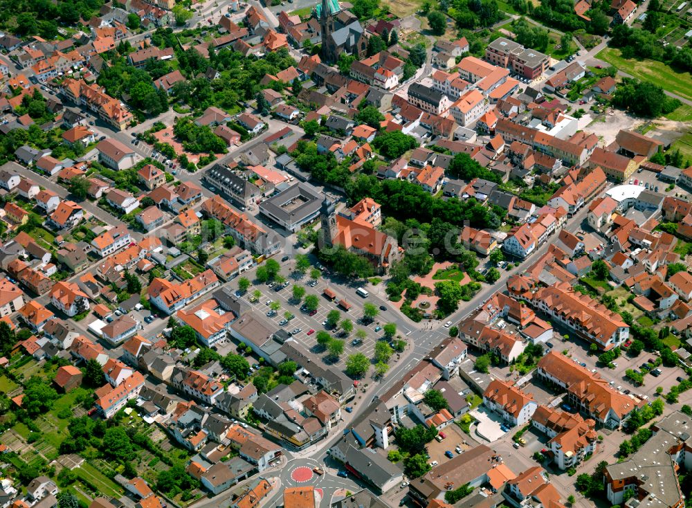 Eisenberg (Pfalz) aus der Vogelperspektive: Stadtzentrum im Innenstadtbereich in Eisenberg (Pfalz) im Bundesland Rheinland-Pfalz, Deutschland