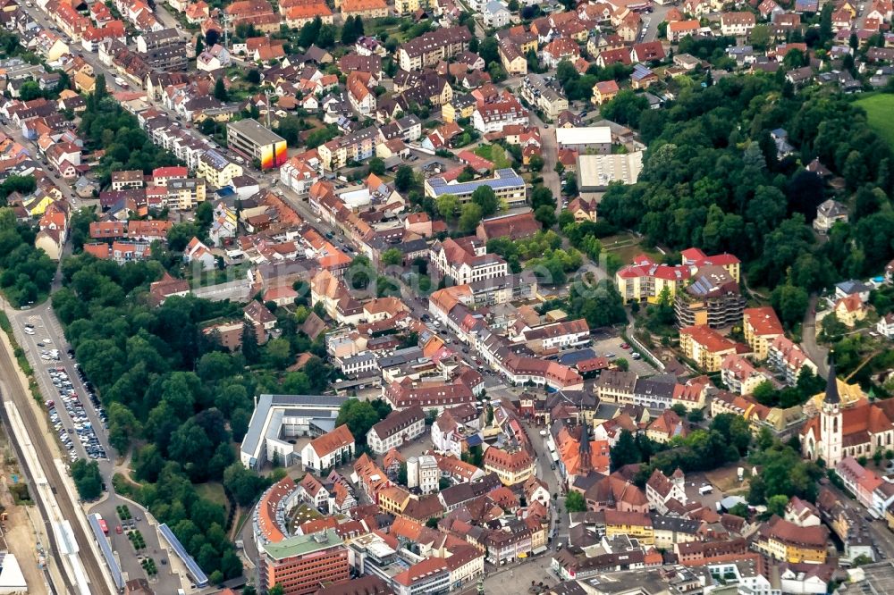 Emmendingen aus der Vogelperspektive: Stadtzentrum im Innenstadtbereich von Emmendingen im Bundesland Baden-Württemberg, Deutschland