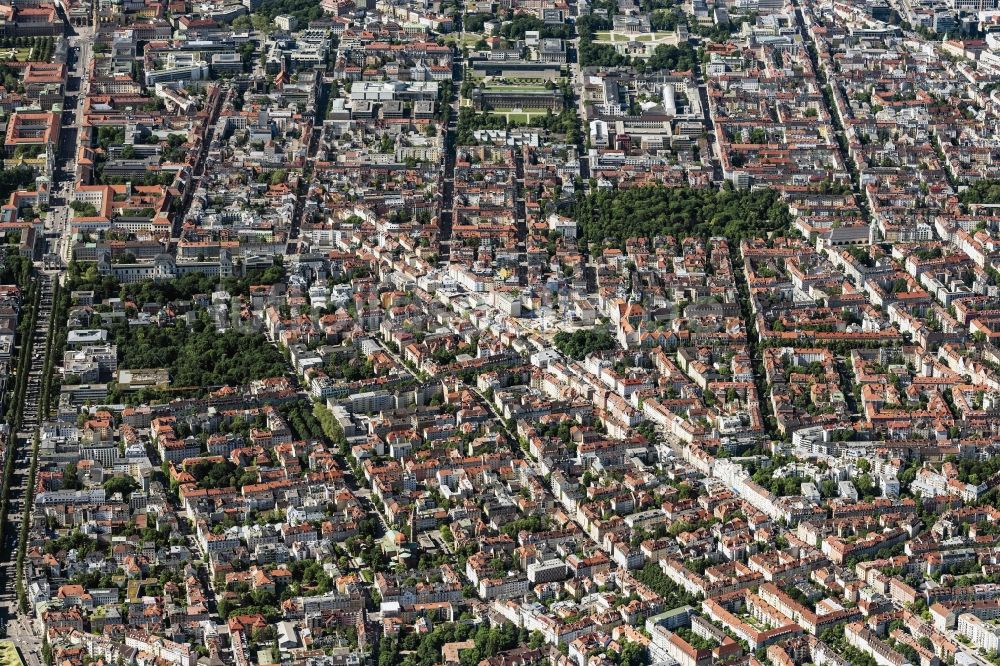 München aus der Vogelperspektive: Stadtzentrum im Innenstadtbereich entlang der Ludwigstraße in München im Bundesland Bayern, Deutschland