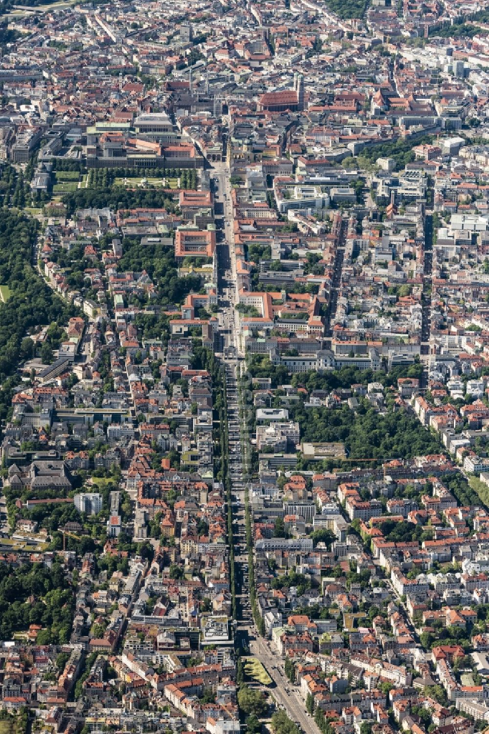 München von oben - Stadtzentrum im Innenstadtbereich entlang der Ludwigstraße in München im Bundesland Bayern, Deutschland