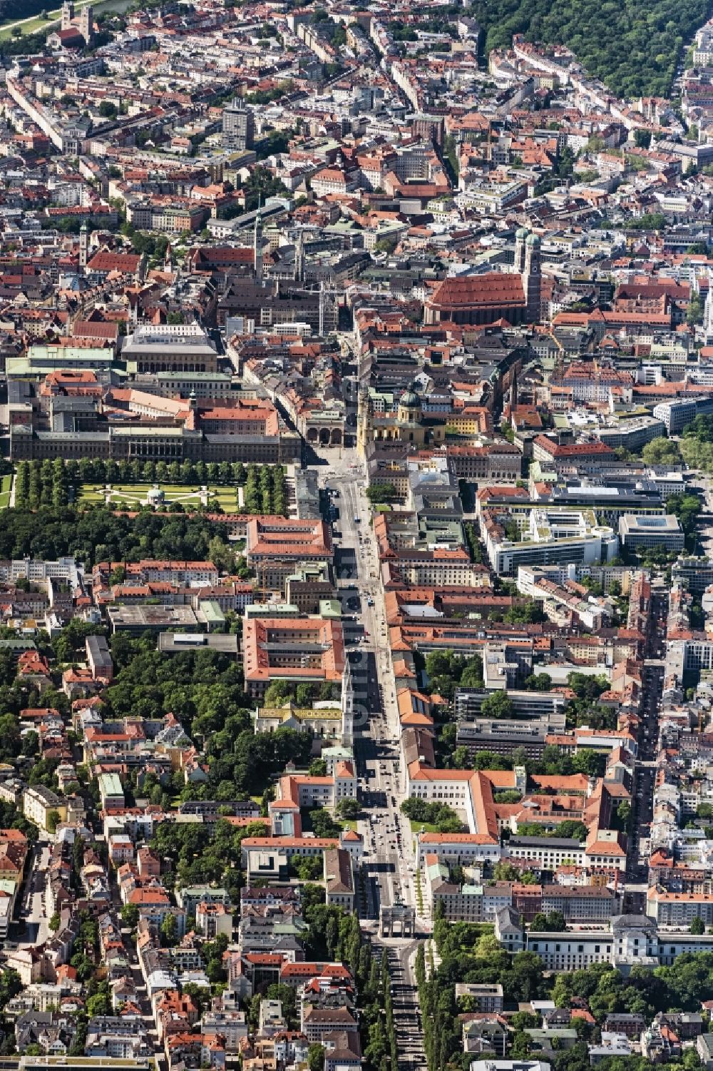 München aus der Vogelperspektive: Stadtzentrum im Innenstadtbereich entlang der Ludwigstraße in München im Bundesland Bayern, Deutschland