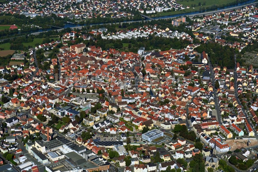 Forchheim von oben - Stadtzentrum im Innenstadtbereich in Forchheim im Bundesland Bayern, Deutschland