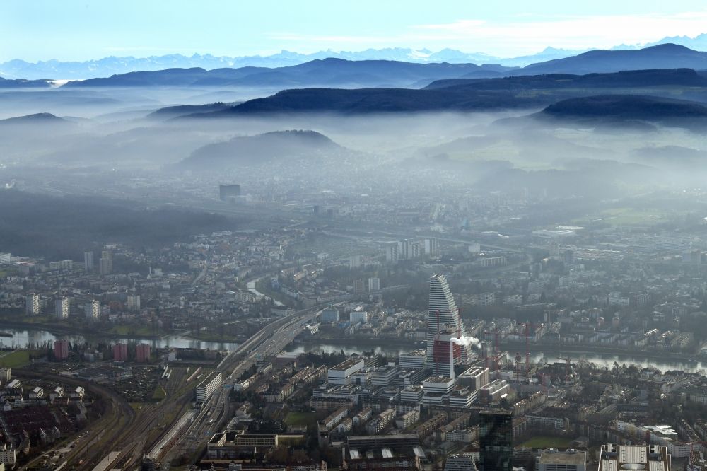 Luftbild Basel - Stadtzentrum im Innenstadtbereich mit den Gebirgsketten der Alpen am Horizont- Verlauf in Basel, Schweiz