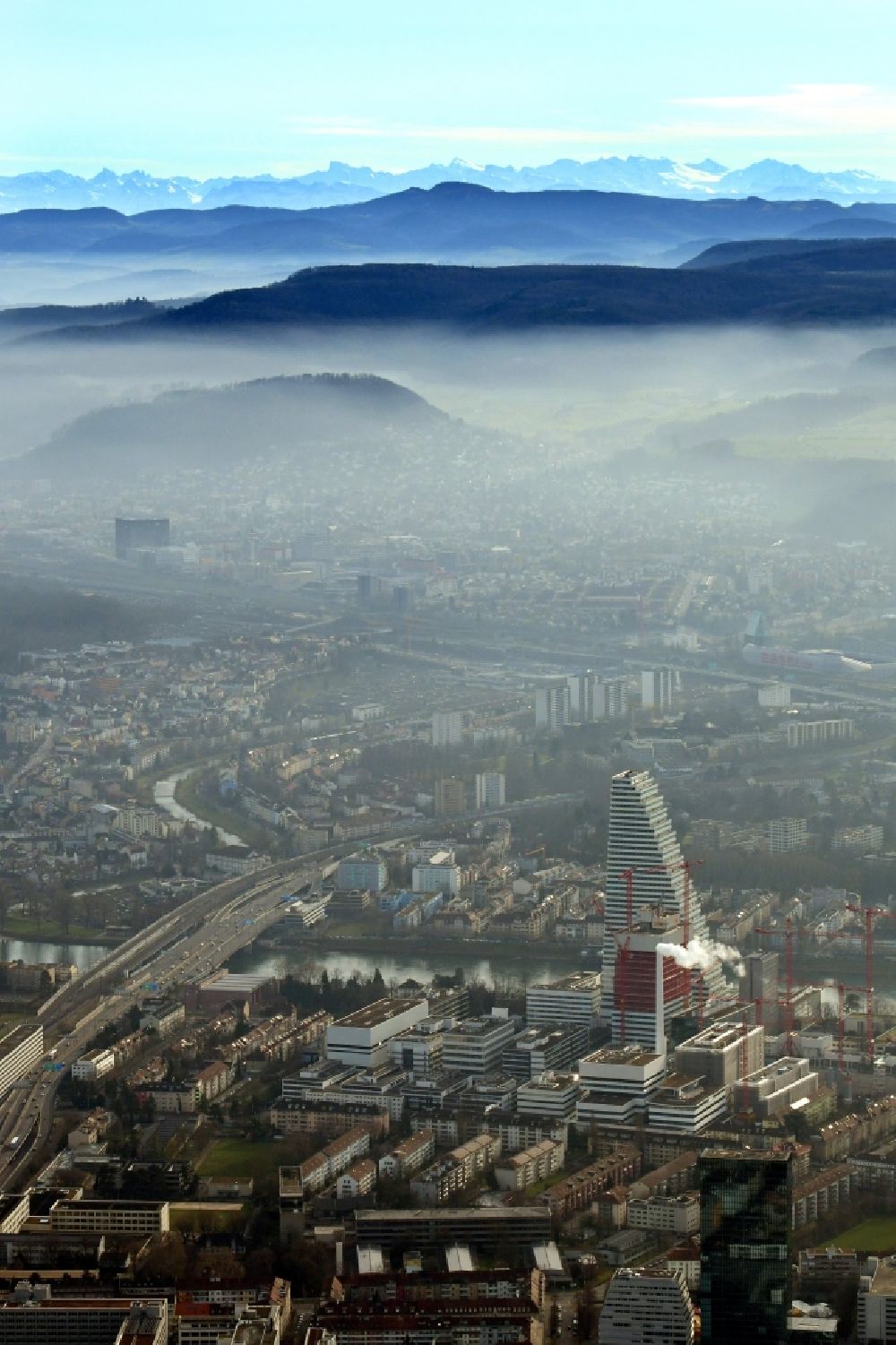Luftaufnahme Basel - Stadtzentrum im Innenstadtbereich mit den Gebirgsketten der Alpen am Horizont- Verlauf in Basel, Schweiz