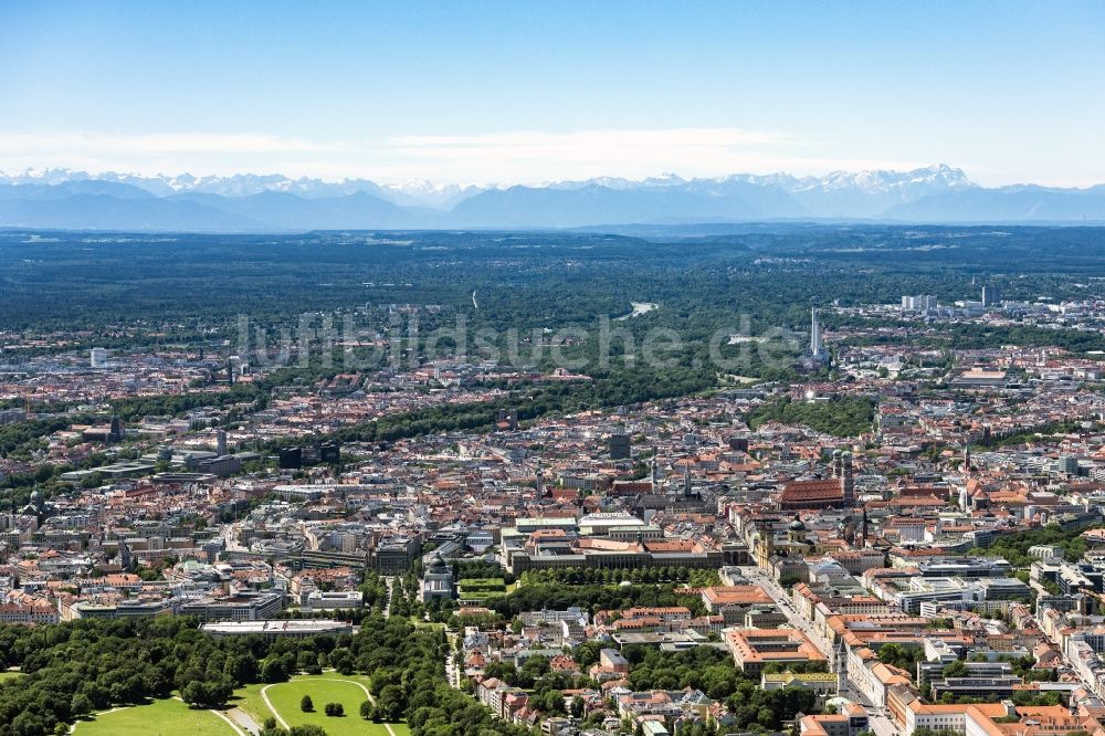Luftbild München - Stadtzentrum im Innenstadtbereich mit dem Gebirgszug der Alpen im Hintergrund in München im Bundesland Bayern, Deutschland