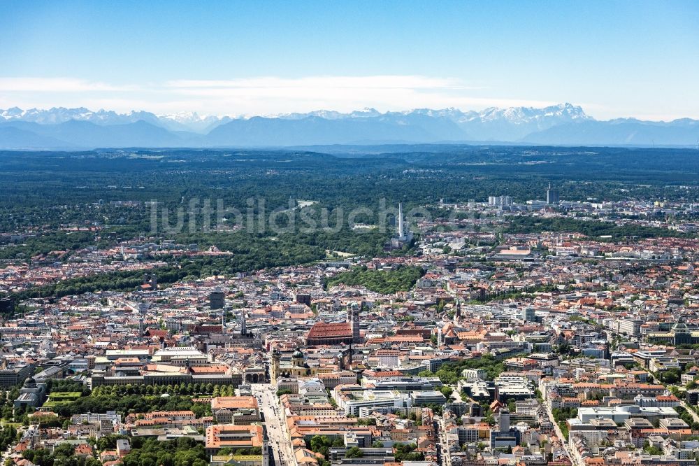 Luftaufnahme München - Stadtzentrum im Innenstadtbereich mit dem Gebirgszug der Alpen im Hintergrund in München im Bundesland Bayern, Deutschland